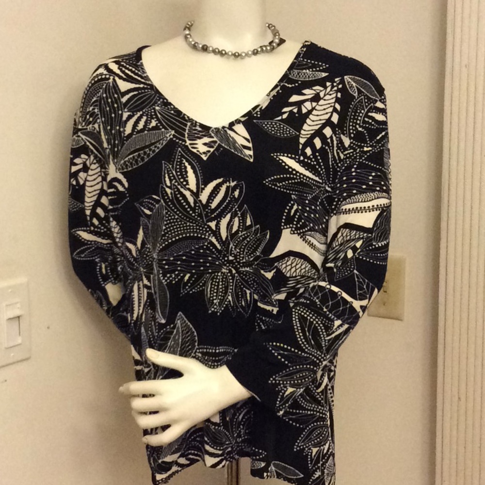 BLACK AND WHITE FLOWERED TOP